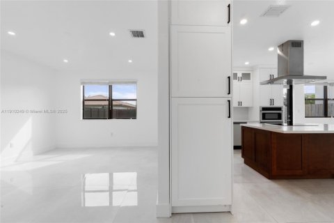 Купить виллу или дом в Хомстед, Флорида 4 спальни, 241.45м2, № 1965900 - фото 9