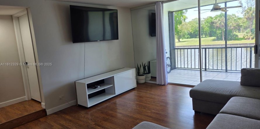 Condo in Lauderhill, Florida, 1 bedroom № 1935086