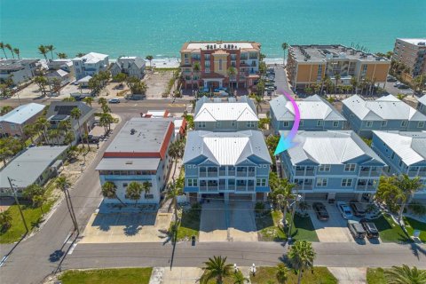 Townhouse in Redington Beach, Florida 3 bedrooms, 223.24 sq.m. № 1592020 - photo 1