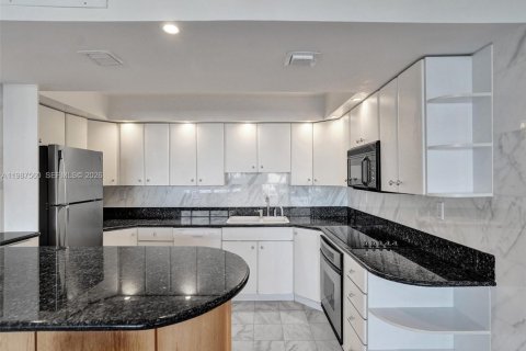 Condo in Hollywood, Florida, 2 bedrooms № 2050408 - photo 17