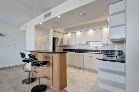 Condo in Hollywood, Florida, 2 bedrooms № 2050408 - photo 16