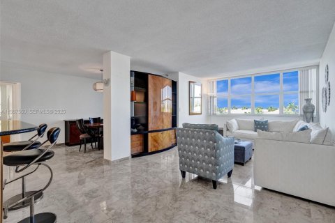 Condo in Hollywood, Florida, 2 bedrooms № 2050408 - photo 10