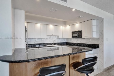 Condo in Hollywood, Florida, 2 bedrooms № 2050408 - photo 13