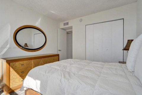 Condo in Hollywood, Florida, 2 bedrooms № 2050408 - photo 23