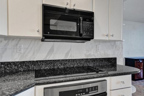 Condo in Hollywood, Florida, 2 bedrooms № 2050408 - photo 15