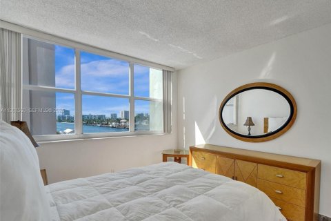 Condo in Hollywood, Florida, 2 bedrooms № 2050408 - photo 25