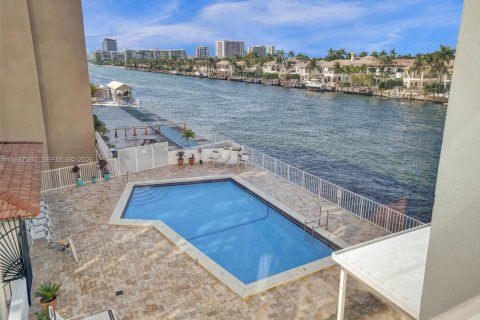 Condo in Hollywood, Florida, 2 bedrooms № 2050408 - photo 21