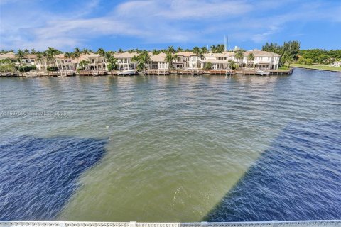 Condo in Hollywood, Florida, 2 bedrooms № 2050408 - photo 18