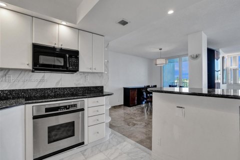 Condo in Hollywood, Florida, 2 bedrooms № 2050408 - photo 11