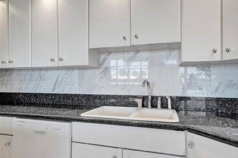 Condo in Hollywood, Florida, 2 bedrooms № 2050408 - photo 12