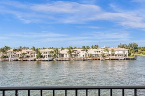 Condo in Hollywood, Florida, 2 bedrooms № 2050408 - photo 2
