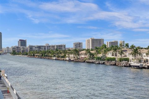 Condo in Hollywood, Florida, 2 bedrooms № 2050408 - photo 19