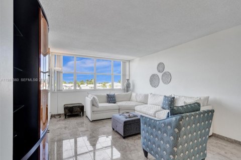 Condo in Hollywood, Florida, 2 bedrooms № 2050408 - photo 6