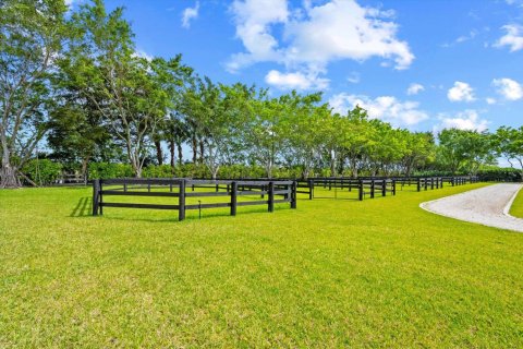 House in Wellington, Florida 2 bedrooms, 251.39 sq.m. № 2182454 - photo 23