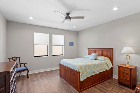 Townhouse in Saint Petersburg, Florida 4 bedrooms, 204.85 sq.m. № 2221478 - photo 20