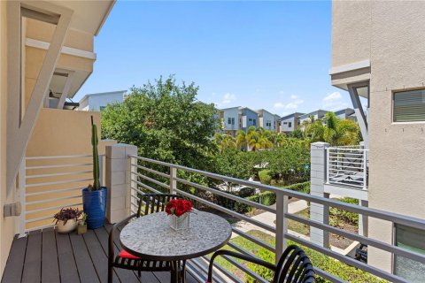 Townhouse in Saint Petersburg, Florida 4 bedrooms, 204.85 sq.m. № 2221478 - photo 12