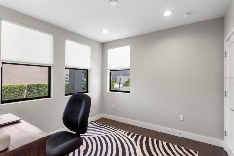 Townhouse in Saint Petersburg, Florida 4 bedrooms, 204.85 sq.m. № 2221478 - photo 16