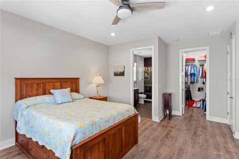 Townhouse in Saint Petersburg, Florida 4 bedrooms, 204.85 sq.m. № 2221478 - photo 30