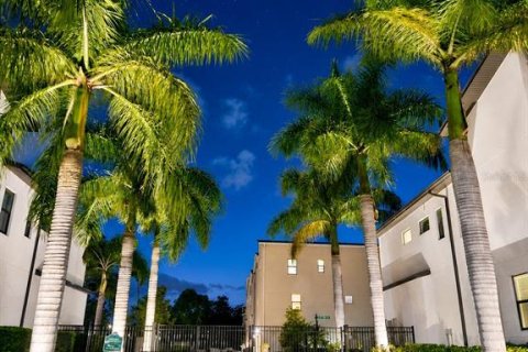 Townhouse in Saint Petersburg, Florida 4 bedrooms, 204.85 sq.m. № 2221478 - photo 2