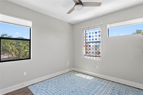 Townhouse in Saint Petersburg, Florida 4 bedrooms, 204.85 sq.m. № 2221478 - photo 26