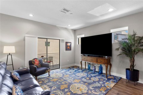 Townhouse in Saint Petersburg, Florida 4 bedrooms, 204.85 sq.m. № 2221478 - photo 8
