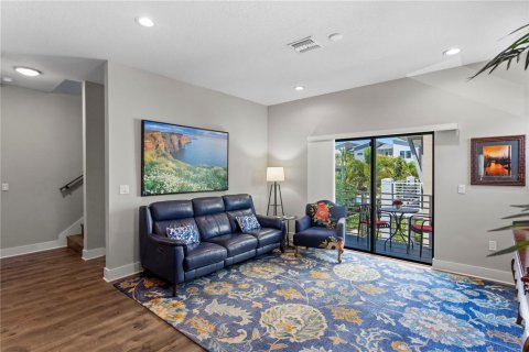 Townhouse in Saint Petersburg, Florida 4 bedrooms, 204.85 sq.m. № 2221478 - photo 7