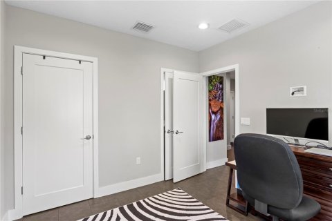 Townhouse in Saint Petersburg, Florida 4 bedrooms, 204.85 sq.m. № 2221478 - photo 15