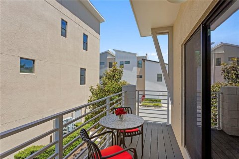 Townhouse in Saint Petersburg, Florida 4 bedrooms, 204.85 sq.m. № 2221478 - photo 13