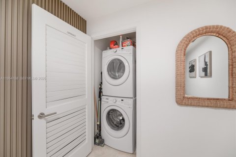 Condo in Miami, Florida, 2 bedrooms  № 2026077 - photo 3