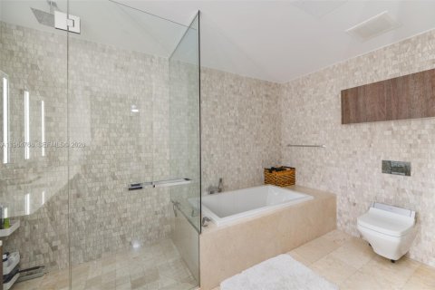 Condo in Miami, Florida, 2 bedrooms  № 2026077 - photo 19
