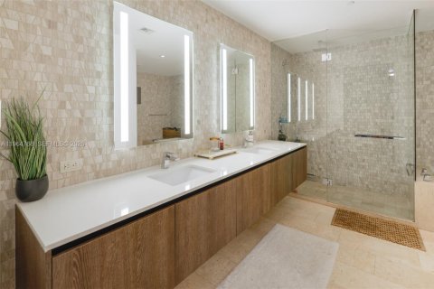 Condo in Miami, Florida, 2 bedrooms  № 2026077 - photo 18