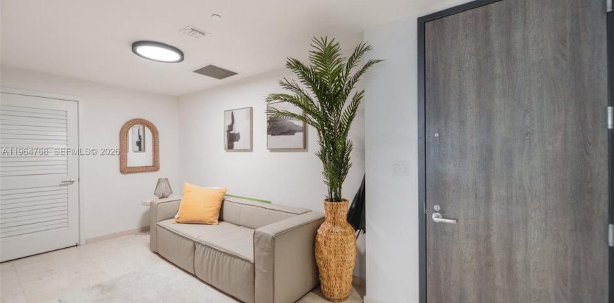 Condo in Miami, Florida, 2 bedrooms  № 2026077