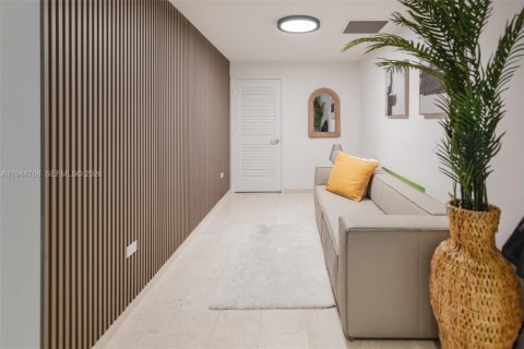 Condo in Miami, Florida, 2 bedrooms  № 2026077 - photo 2