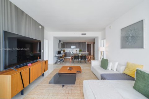 Condo in Miami, Florida, 2 bedrooms  № 2026077 - photo 9