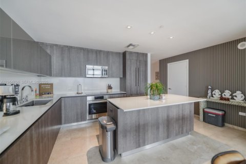 Condo in Miami, Florida, 2 bedrooms  № 2026077 - photo 14