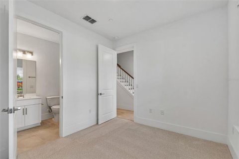 Townhouse in Oviedo, Florida 4 bedrooms, 188.13 sq.m. № 2208809 - photo 3