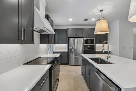 Townhouse in Oviedo, Florida 4 bedrooms, 188.13 sq.m. № 2208809 - photo 14