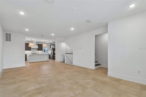Townhouse in Oviedo, Florida 4 bedrooms, 188.13 sq.m. № 2208809 - photo 9