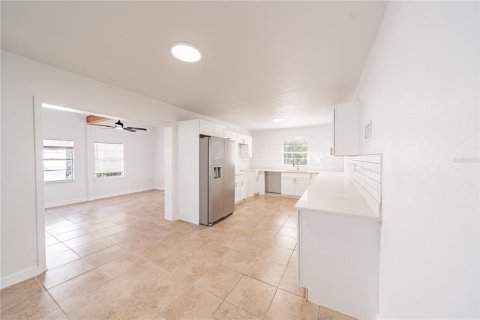Casa en venta en Deltona, Florida, 5 dormitorios, 206.8 m2 № 1883282 - foto 8