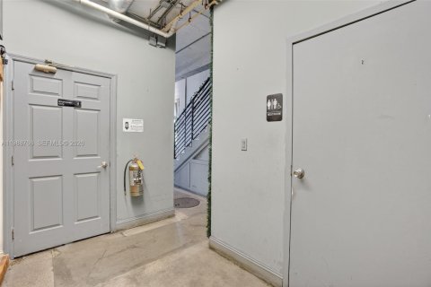Купить коммерческую недвижимость в Майами, Флорида № 2050565 - фото 18
