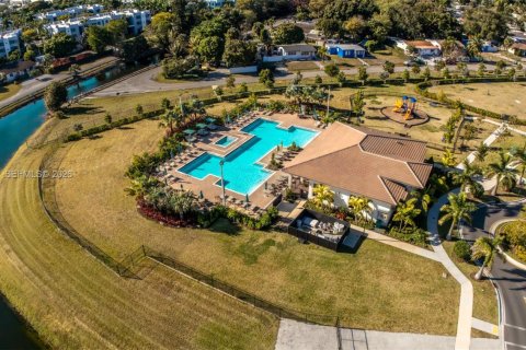 Townhouse in Miami, Florida 3 bedrooms, 123.37 sq.m. № 2026214 - photo 29