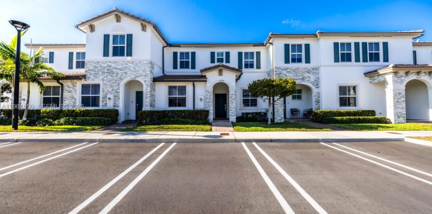 Townhouse in Miami, Florida 3 bedrooms, 123.37 sq.m. № 2026214