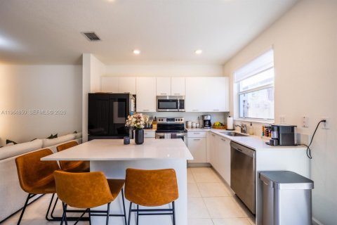 Townhouse in Miami, Florida 3 bedrooms, 123.37 sq.m. № 2026214 - photo 5