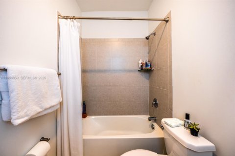 Townhouse in Miami, Florida 3 bedrooms, 123.37 sq.m. № 2026214 - photo 25