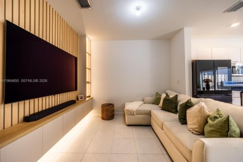 Townhouse in Miami, Florida 3 bedrooms, 123.37 sq.m. № 2026214 - photo 2