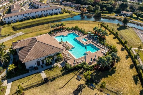 Townhouse in Miami, Florida 3 bedrooms, 123.37 sq.m. № 2026214 - photo 30