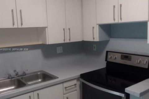 Townhouse in Cutler Bay, Florida 3 bedrooms, 118.91 sq.m. № 2086933 - photo 11