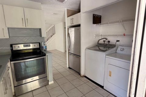 Townhouse in Cutler Bay, Florida 3 bedrooms, 118.91 sq.m. № 2086933 - photo 3