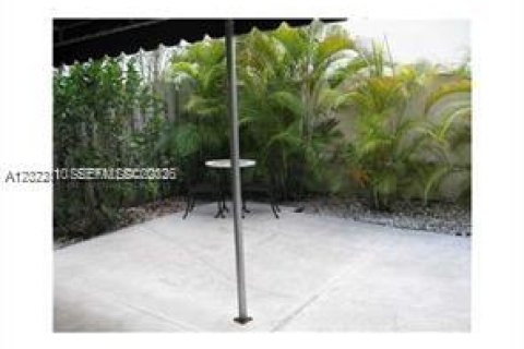 Townhouse in Cutler Bay, Florida 3 bedrooms, 118.91 sq.m. № 2086933 - photo 2