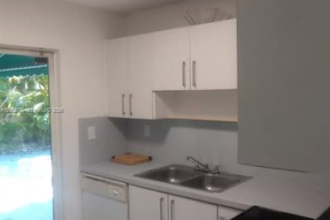 Townhouse in Cutler Bay, Florida 3 bedrooms, 118.91 sq.m. № 2086933 - photo 9